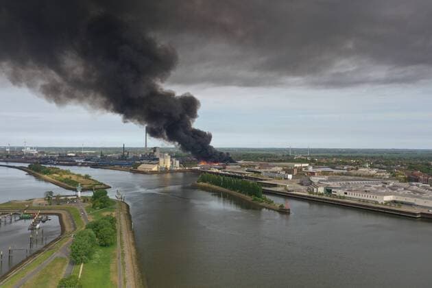 Bilder des Jahres 2020, News 04 April News Themen der Woche KW18 News Bilder des Tages News Aktuelles Zeitgeschehen: Großfeuer in Bremen Industriehafen Luftaufnahme Bremen. Luftaufnahme vom Bremer Industriehafen in dem ein Großfeuer am Vormittag ausgebrochen ist. Das Lager eines Holzhandels steht in Flammen. Die Rauchwolke ist noch 35 Kilometer entfernt sichtbar. Rauchwolke, Überseestadt, Feuer, bremen, industriehafen, Großbrand, Feuerwehr, Feuer, Brand, Notruf, 112, Rettungsdienst, Polizei *** News Current events Major fire in Bremen Industrial port Aerial view of Bremen Industrial port Aerial view of Bremen Industrial port in which a major fire broke out in the morning The warehouse of a timber trade is on fire The cloud of smoke is still visible 35 kilometres away Smoke cloud, overseas city, fire, bremen, industrial port, major fire, fire brigade, fire, fire, emergency call, 112, rescue service, police Copyright: xDieVideomanufakturx
