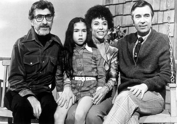 MISTER ROGERS NEIGHBORHOOD, Dr. Leonard Gordon, Rita Moreno with daughter Nandy, Fred Rogers, (1975), 1968-2001 Courtesy Everett Collection !ACHTUNG AUFNAHMEDATUM GESCHÃ„TZT! PUBLICATIONXNOTxINxCANxCHNxFRAxITAxJPNxNORxPOLxRUSxESPxUKxUSA Copyright: xCourtesyxEverettxCollectionx TBDMIRO EC034