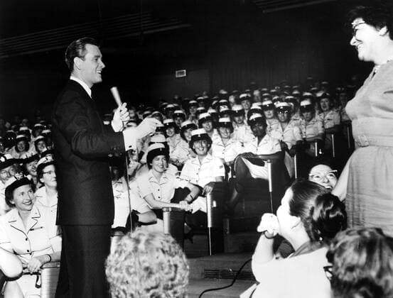 TRUTH OR CONSEQUENCES, Bob Barker with audience, 1950-88 Courtesy Everett Collection !ACHTUNG AUFNAHMEDATUM GESCHÃ„TZT! PUBLICATIONXNOTxINxCANxCHNxFRAxITAxJPNxNORxPOLxRUSxESPxUKxUSA Copyright: xCourtesyxEverettxCollectionx TBDTROR EC006