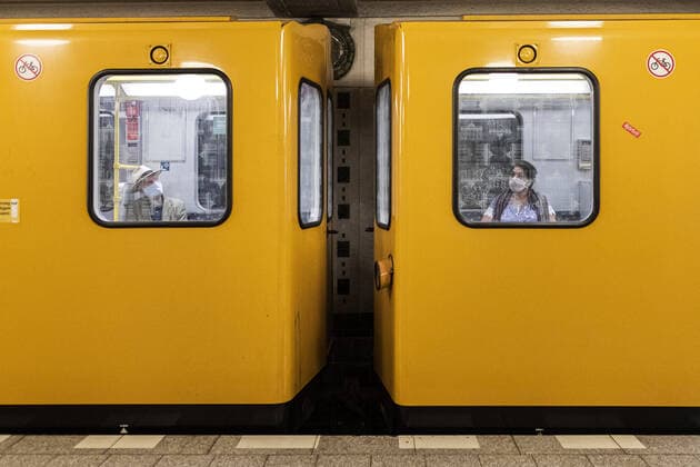 Bilder des Jahres 2020, News 04 April News Themen der Woche KW18 News Bilder des Tages Zwei Personen mit Mund-Nasen-Maske sitzen in uterschiedlichen Waggons der U-Bahn in Berlin, 28.04.2020. Deutschlandweit gibt es eine Maskenpflicht im Oeffentlichen Personennahverkehr. Berlin Deutschland *** Two people with mouth-nose masks are sitting in different cars of the underground in Berlin, 28 04 2020 Throughout Germany there is a mask obligation in public transport Berlin Germany Copyright: xFlorianxGaertner photothek.netx