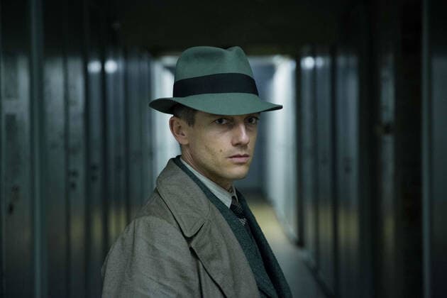 BABYLON BERLIN, Volker Bruch, (Season 1, originally aired Oct. 13, 2017 aired in US on Jan. 30, 2018). photo: Netflix Sky 1 Courtesy: Everett Collection !ACHTUNG AUFNAHMEDATUM GESCHÃ„TZT! PUBLICATIONXNOTxINxCANxCHNxFRAxITAxJPNxNORxPOLxRUSxESPxUKxUSA Copyright: xNetflix CourtesyxEverettxCollectionx TCDBABE EC006