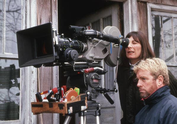 BASTARD OUT OF CAROLINA, director Anjelica Huston (top), on set, 1996. Showtime Networks Inc courtesy Everett Collection Showtime Networks Inc. Courtesy Everett Collection !ACHTUNG AUFNAHMEDATUM GESCHÃ„TZT! PUBLICATIONXNOTxINxCANxCHNxFRAxITAxJPNxNORxPOLxRUSxESPxUKxUSA Copyright: xShowtimexNetworksxInc. CourtesyxEverettxCollectionx TCDBAOU EC001