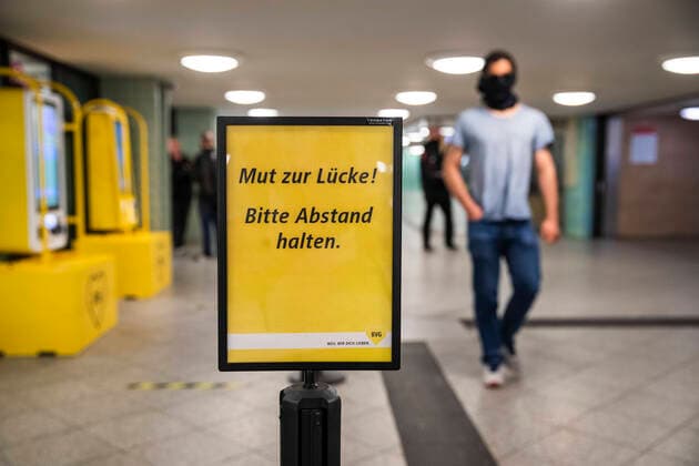 Reisende mit Mundschutzmaske in der oeffentlichen Verkehrsmittel in Berlin am 28. April 2020. Seit gestern ist in der Bahn, in Trams und Bussen pflicht, eine Protektion fuer Nase und Mund zu tragen. Ab morgen gilt die Pflicht auch fuer den Einzelhandel. Coronavirus in Berlin