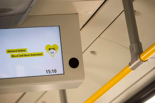 Reisende mit Mundschutzmaske in der oeffentlichen Verkehrsmittel in Berlin am 28. April 2020. Seit gestern ist in der Bahn, in Trams und Bussen pflicht, eine Protektion fuer Nase und Mund zu tragen. Ab morgen gilt die Pflicht auch fuer den Einzelhandel. Coronavirus in Berlin