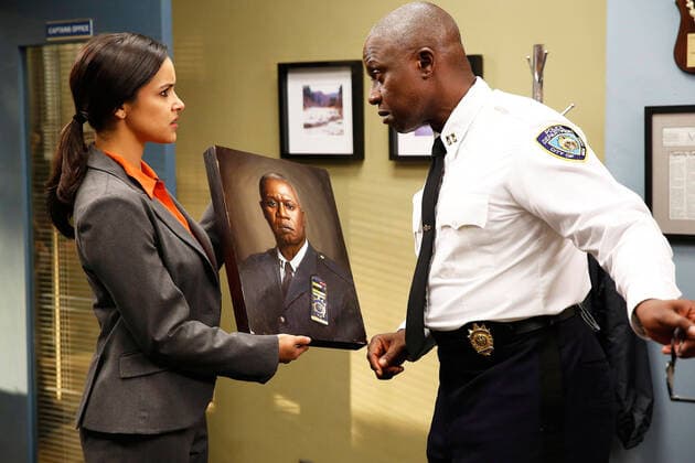BROOKLYN NINE-NINE, (from left): Melissa Fumero, Andre Braugher, M.E. Time (Season 1, ep. 104, aired Oct. 8, 2013). photo: Greg Gayne Fox courtesy Everett Collection 20thCentFox Courtesy Everett Collection !ACHTUNG AUFNAHMEDATUM GESCHÃ„TZT! PUBLICATIONXNOTxINxCANxCHNxFRAxITAxJPNxNORxPOLxRUSxESPxUKxUSA Copyright: x20thCentFox CourtesyxEverettxCollectionx TCDBRNI EC029