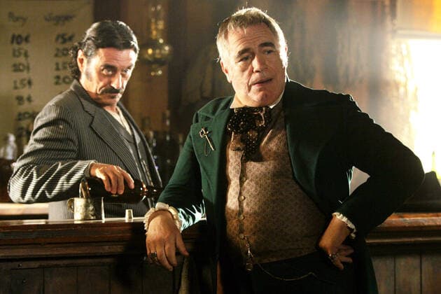DEADWOOD, Ian McShane, Brian Cox, 2004-2006, (Season 3), photo: HBO Courtesy: Everett Collection HBO Courtesy Everett Collection !ACHTUNG AUFNAHMEDATUM GESCHÃ„TZT! PUBLICATIONXNOTxINxCANxCHNxFRAxITAxJPNxNORxPOLxRUSxESPxUKxUSA Copyright: xHBO CourtesyxEverettxCollectionx TCDDEAD EC059