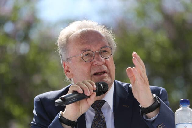 260420 Halle Saale Sachsen Anhalt Zoo Bergzoo Halle Ministerpräsident Sachsen Anhalt Dr. Reiner Haseloff , Pressekonferenz PK zu Besuch im Zoo der wiedre geöffnet ist trotz Corona Krise Pandemie