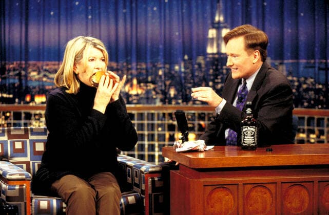 LATE NIGHT WITH CONAN O BRIEN, Martha Stewart, Conan O Brien, aired 11 29 01, 1993-2009. NBC Courtesy: Everett Collection NBC Courtesy Everett Collection !ACHTUNG AUFNAHMEDATUM GESCHÃ„TZT! PUBLICATIONXNOTxINxCANxCHNxFRAxITAxJPNxNORxPOLxRUSxESPxUKxUSA Copyright: xNBC CourtesyxEverettxCollectionx TCDLANI EC001