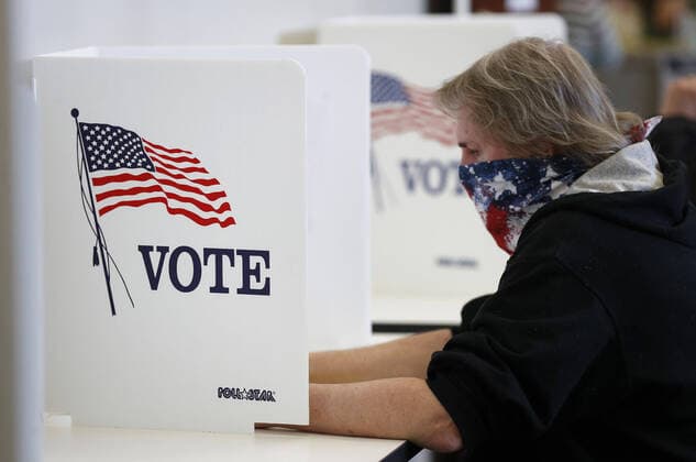 Bilder des Jahres 2020, News 04 April News Themen der Woche KW18 News Bilder des Tages A voter places his ballot in the Ohio primary election while observing social-distancing during to the Coronavirus pandemic in Medina Ohio on Tuesday, April 28, 2020. Ohio canceled its March 17 Democratic presidential primary, with today being the last day to vote-by-mail or in person.  CLE20200428113 AARONxJOSEFCZYK
