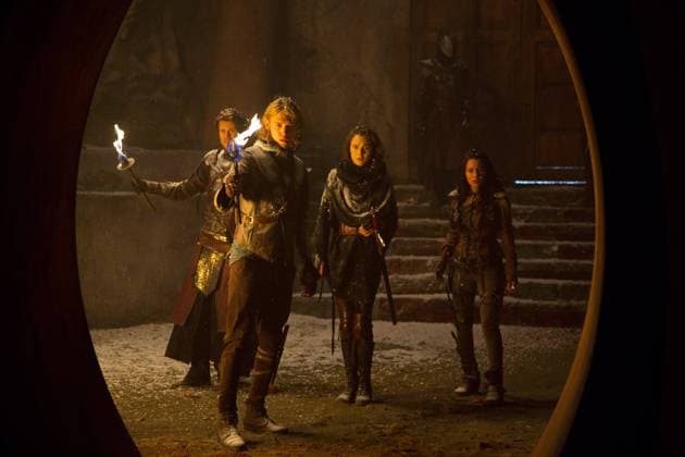 THE SHANNARA CHRONICLES, l-r: Aaron Jakubenko, Austin Butler, Poppy Drayton, Ivana Baquero in Pykon (Season 1, Episode 6, aired February 2, 2016). MTV courtesy Everett Collection MTV Courtesy Everett Collection !ACHTUNG AUFNAHMEDATUM GESCHÃ„TZT! PUBLICATIONXNOTxINxCANxCHNxFRAxITAxJPNxNORxPOLxRUSxESPxUKxUSA Copyright: xMTV CourtesyxEverettxCollectionx TCDSHCH EC025