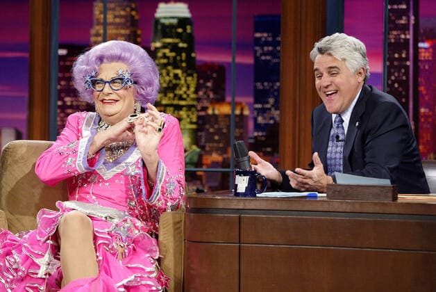 THE TONIGHT SHOW WITH JAY LENO, Dame Edna (aka Barry Humphries), Jay Leno, (aired March 28, 2006), 1994-2009, photo: Margaret Norton NBC Courtesy: Everett Collection NBC Courtesy Everett Collection !ACHTUNG AUFNAHMEDATUM GESCHÃ„TZT! PUBLICATIONXNOTxINxCANxCHNxFRAxITAxJPNxNORxPOLxRUSxESPxUKxUSA Copyright: xNBC CourtesyxEverettxCollectionx TCDTOSH EC151