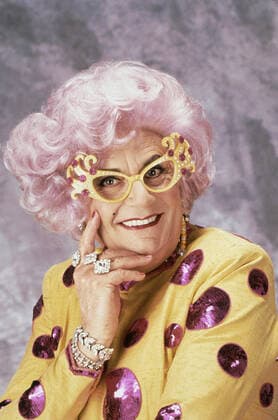EDNA TIME, Barry Humphries as Dame Edna Everage, 1993, TM & Copyright 20th Century Fox Film Corp. courtesy Everett Collection 20thCentFox Courtesy Everett Collection !ACHTUNG AUFNAHMEDATUM GESCHÃ„TZT! PUBLICATIONXNOTxINxCANxCHNxFRAxITAxJPNxNORxPOLxRUSxESPxUKxUSA Copyright: x20thCentFox CourtesyxEverettxCollectionx TSDEDTI FE001