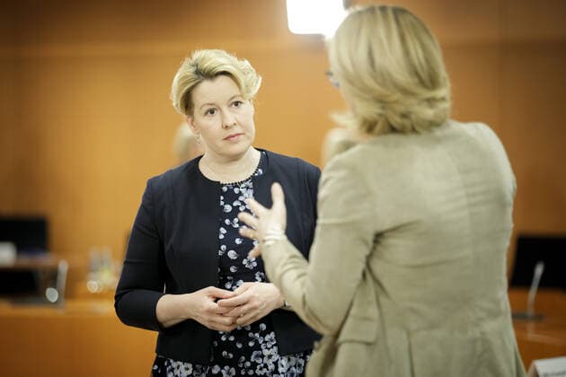 Bundesfamilienministerin Franziska Giffey, SPD, (l) aufgenommen im Gespraech mit Bundeslandwirtschaftsministerin Julia Kloeckner, CDU, (r) vor Beginn einer Kabinettssitzung im Bundeskanzleramt. Berlin, 29.04.2020. Berlin Deutschland *** Federal Minister of Family Affairs Franziska Giffey, SPD, l taken up in conversation with Federal Minister of Agriculture Julia Kloeckner, CDU, r before the start of a cabinet meeting in the Federal Chancellery Berlin, 29 04 2020 Berlin Germany Copyright: xJaninexSchmitz photothek.netx