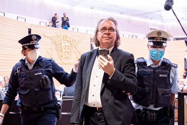 Bilder des Jahres 2020, News 04 April News Themen der Woche KW18 News Bilder des Tages Heinrich Fiechtner von Polizei aus dem Landtag BW geführt aufgrund von 3 Ordnungsrufen Heinrich Fiechtner von Polizei aus dem Landtag BW geführt aufgrund von 3 Ordnungsrufen Baden-Württemberg, 70173 Stuttgart, Deutschland *** Heinrich Fiechtner of police from the Landtag BW, based on 3 calls for order Heinrich Fiechtner of police from the Landtag BW, based on 3 calls for order Baden Württemberg, 70173 Stuttgart, Germany Copyright: 7aktuell.dex xMarcxGruber