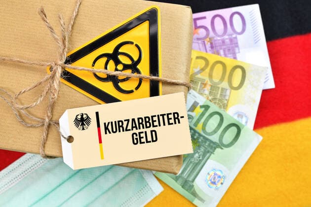 FOTOMONTAGE, Paket mit BiogefÃ¤hrdungszeichen auf Deutschlandfahne mit Etikett und der Aufschrift Kurzarbeitergeld *** PHOTOMONTAGE, package with biohazard signs on German flag with label and the inscription Kurzarbeitergeld ** NUR FUER REDAKTIONELLE ZWECKE ** EDITORIAL USE ONLY **