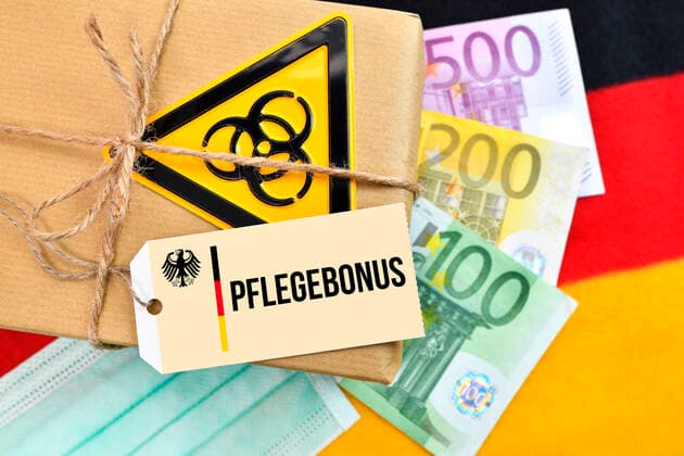 FOTOMONTAGE, Paket mit BiogefÃ¤hrdungszeichen auf Deutschlandfahne mit Etikett und der Aufschrift Pflegebonus
