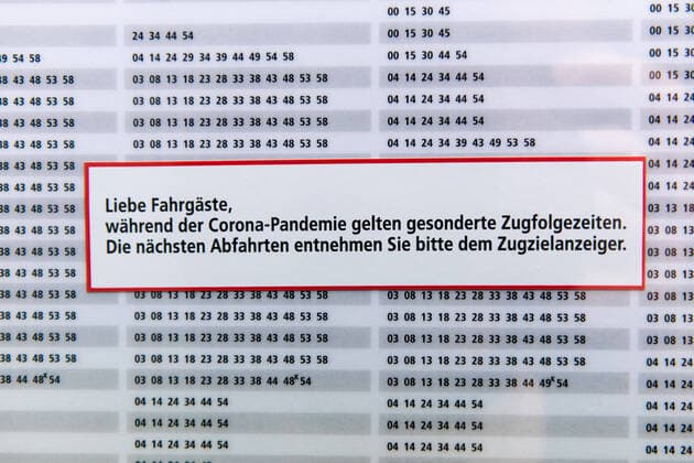 Coronavirus, Eindrücke aus Berlin Deutschland, Berlin - 29.04.2020: Im Bild ist ein Fahrplan mit einem Hinweisschild auf geänderte Abfahrtzeiten der U-Bahn zu sehen. Berlin Berlin Deutschland