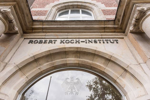 Coronavirus, Eindrücke aus Berlin Deutschland, Berlin - 29.04.2020: Im Bild ist das Logo des Robert Koch-Institut am Eingang zu sehen. Berlin Berlin Deutschland