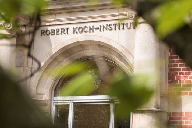 Coronavirus, Eindrücke aus Berlin Deutschland, Berlin - 29.04.2020: Im Bild ist das Logo des Robert Koch-Institut am Eingang zu sehen. Berlin Berlin Deutschland