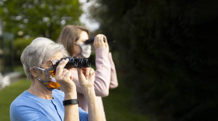 IMAGO Creative: Dichotomien, Generationen IMAGO Creative: Zivildienst und ehrenamtliches Engagement Thema: Corona Pandemie. Zwei Frauen mit Fernglaesern tragen Masken. Radevormwald Deutschland *** Topic Corona Pandemic Two women with binoculars wearing masks Radevormwald Germany Copyright: xUtexGrabowsky photothek.netx