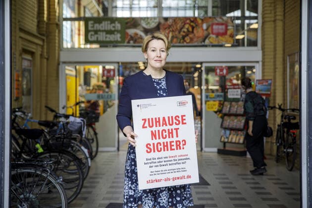 Bilder des Jahres 2020, News 04 April News Themen der Woche KW18 News Bilder des Tages Bundesfamilienministerin Franziska Giffey, SPD, startet bundesweite Poster-Aktion Zuhause nicht sicher? in Kooperation mit Supermaerkten (ALDI Nord und Sued, Edeka, Lidl, Netto, Penny, Real und Rewe) im Rahmen der Initiative Staerker als Gewalt . Berlin, 29.04.2020. Berlin Germany *** Federal Minister of Family Affairs Franziska Giffey, SPD, launches nationwide poster campaign Zuhause nicht sicher in cooperation with supermarkets ALDI Nord und Sued, Edeka, Lidl, Netto, Penny, Real and Rewe as part of the initiative Staerker als Gewalt Berlin, 29 04 2020 Berlin Germany Copyright: xJaninexSchmitz photothek.netx