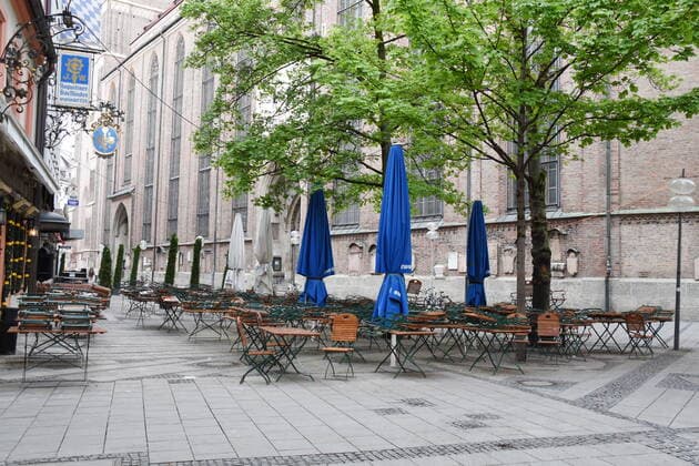 Thiereckstrasse-Frauenplatz am Dom-Restaurant und Biergarten-Gesperrt wegen Corona Virus Muenchen 29.04.20 Muenchen