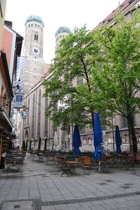 Thiereckstrasse-Frauenplatz am Liebfrauen Dom-Restaurant und Biergarten-Gesperrt wegen Corona Virus Muenchen 29.04.20 Muenchen