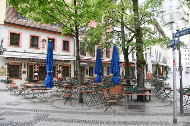Thiereckstrasse-Frauenplatz am Dom-Restaurant und Biergarten-Gesperrt wegen Corona Virus Muenchen 29.04.20 Muenchen