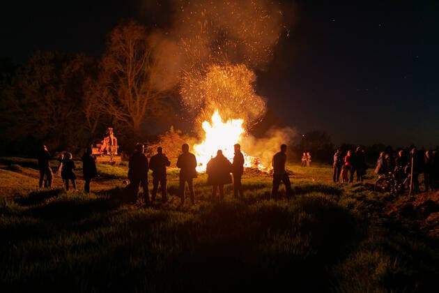 20.04.2019, Unna, Deutschland, GER - Menschen stehen an einem Lagerfeuer zu Ostern.