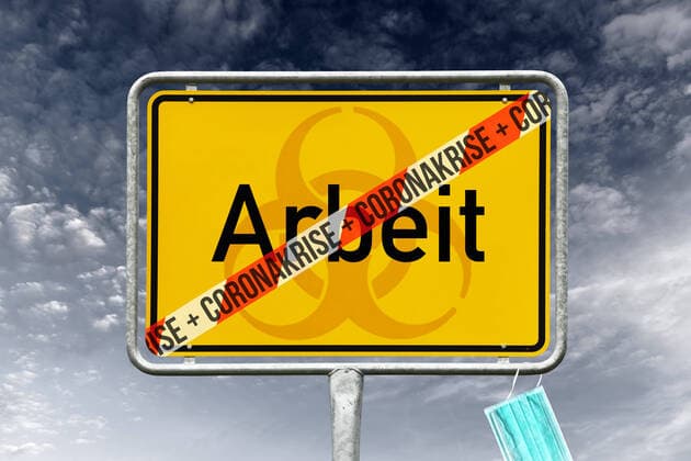 FOTOMONTAGE, Ortsschild mit durchgestrichenem Schriftzug Arbeit, Symbolfoto Coronakrise