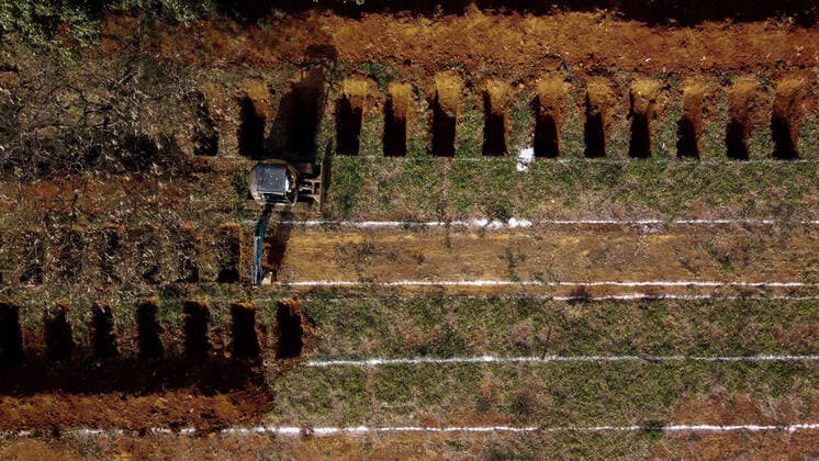Bilder des Jahres 2020, News 04 April News Themen der Woche KW18 News Bilder des Tages April 30, 2020: The Vila Formosa Cemetery, on the east side of Sao Paulo, began Saturday, the 18th, with a dozen excavators opening new graves. Around 9:30 am, at least 12 new machines were working in one wing of the cemetery, digging pits, side by side. According to the municipal public administration workers union, graves are being prepared for the victims of the covid-19. - ZUMAo70_ 20200430_zap_o70_004 Copyright: xDarioxOliveirax