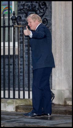 Coronavirus in Großbritannien, Boris Johnson applaudiert Pfelegekräften vor Downing Street 10 . 30 04 2020. London, United Kingdom. Clap For our Carers. PM Boris Johnson joins Clap For our Carers to thank NHS and social care workers who are on the frontline of the coronavirus battle. xMartynxWheatleyx xi-Imagesx IIM-21077-0003