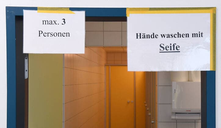 Rottenburg 30.04.2020 Die Realschule im Kreuzerfeld Rottenburg (Kreis Tuebingen) bereitet die Wiedereroeffnung der Schule fuer die Abschlussklassen vor. Am Eingang einer Toilette weisen zwei Schilder auf die Regeln beim benuetzen der WC s hin. Maximal 3 Personen und Hande waschen mit Seife!