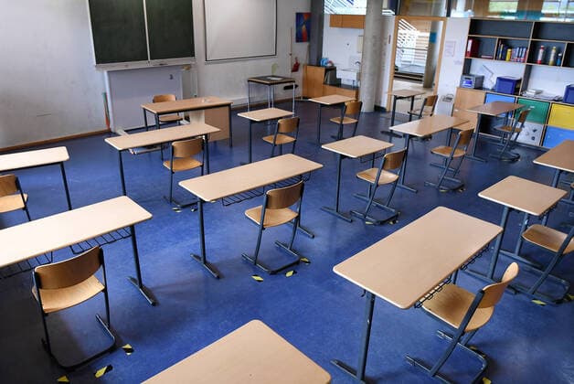 Rottenburg 30.04.2020 Das Katholisches Freie Gymnasium St. Meinrad (Kreis Tuebingen) bereitet die Wiedereroeffnung der Schule fuer die Abschlussklassen vor. In einem Klassenzimmer stehen mit dem Coronakonformen Abstand die Tische und Stuehlen