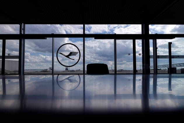 Impression vom menschenleeren Köln Bonn Airport, an dem es während der Coronakrise zu extremen Flugausfällen kommt. Köln, 30.04.2020 *** Impression of the deserted Cologne Bonn Airport, where extreme flight cancellations occur during the corona crisis Cologne, 30 04 2020 Foto:xC.xHardtx xFuturexImage