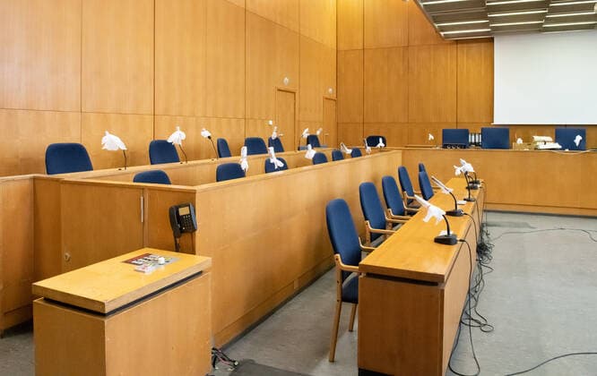 Justiz, Symbolfotos xblx, Lokales, Blick in einen Gerichtssaal während der Corona Krise, Mikrofone sind mit Folie umhüllt Frankfurt am Main *** xblx, Local, View into a courtroom during the Corona crisis, microphones are wrapped in foil Frankfurt am Main