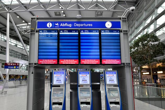 28.04.20, Essen, Nordrhein-Westfalen, Deutschland. Zum Schutz vor Ansteckung mit dem Corona Virus hat die Bundesregierung verschaerfte Sicherheitsmassnahmen zur Ausbreitung des Virus auch fuer Flugreisen verhaengt. Innerdeutsche Fluege als auch Fluege ins Ausland finden fast nicht mehr statt, da das Aussenministerium Reisewarnungen bis Mitte Juni ausgesprochen hat. Blick in das menschenleere Abflugterminal am Duesseldorfer Flughafen mit einer Anzeigentafel der noch wenig stattfindenden Fluege pro Tag. Alltagsleben waehrend der Corona Krise