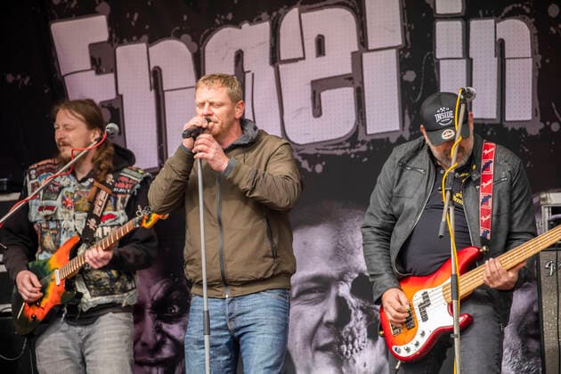 200501 Konzert. Corona treibt auch viele Künstler in den Ruin. Bis 31. August finden keine Veranstaltungen und demnach Konzerte statt. Viele Musiker haben bis dahin keine Einnahmen. Till Schwabe aus Annaberg-Buchholz startete dann die Premiere. Das erste Drive-in-Konzert gibt es in Deutschland. Bands wie Engel in Zivil eine Band, welche Rock n Roll covert oder Engel B. der bekannteste erzgebirgische Musiker, welcher International unterwegs ist ( http: www.engel-b.de ) geben ein Konzert. Dabei wurden alle Coronaverordnungen eingehalten. D.h. Kontaktbeschränkung auf der Bühne und 100 Fans, die nur in ihren Autos sitzen dürfen. D.h. auch hier dürfen nur Familien oder maximal zwei Personen im Auto sitzen. Genügend Abstand wurde ebenfalls gehalten. Die Teilnehmerzahl wurde auf 100 Autos begrenzt. Riesenfreude bei den F