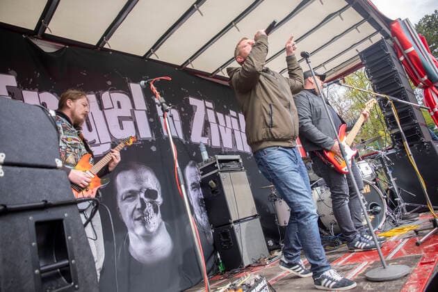 200501 Konzert. Corona treibt auch viele Künstler in den Ruin. Bis 31. August finden keine Veranstaltungen und demnach Konzerte statt. Viele Musiker haben bis dahin keine Einnahmen. Till Schwabe aus Annaberg-Buchholz startete dann die Premiere. Das erste Drive-in-Konzert gibt es in Deutschland. Bands wie Engel in Zivil eine Band, welche Rock n Roll covert oder Engel B. der bekannteste erzgebirgische Musiker, welcher International unterwegs ist ( http: www.engel-b.de ) geben ein Konzert. Dabei wurden alle Coronaverordnungen eingehalten. D.h. Kontaktbeschränkung auf der Bühne und 100 Fans, die nur in ihren Autos sitzen dürfen. D.h. auch hier dürfen nur Familien oder maximal zwei Personen im Auto sitzen. Genügend Abstand wurde ebenfalls gehalten. Die Teilnehmerzahl wurde auf 100 Autos begrenzt. Riesenfreude bei den F