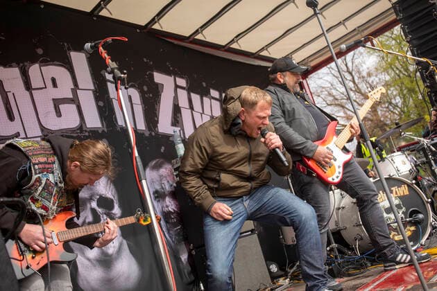 200501 Konzert. Corona treibt auch viele Künstler in den Ruin. Bis 31. August finden keine Veranstaltungen und demnach Konzerte statt. Viele Musiker haben bis dahin keine Einnahmen. Till Schwabe aus Annaberg-Buchholz startete dann die Premiere. Das erste Drive-in-Konzert gibt es in Deutschland. Bands wie Engel in Zivil eine Band, welche Rock n Roll covert oder Engel B. der bekannteste erzgebirgische Musiker, welcher International unterwegs ist ( http: www.engel-b.de ) geben ein Konzert. Dabei wurden alle Coronaverordnungen eingehalten. D.h. Kontaktbeschränkung auf der Bühne und 100 Fans, die nur in ihren Autos sitzen dürfen. D.h. auch hier dürfen nur Familien oder maximal zwei Personen im Auto sitzen. Genügend Abstand wurde ebenfalls gehalten. Die Teilnehmerzahl wurde auf 100 Autos begrenzt. Riesenfreude bei den F