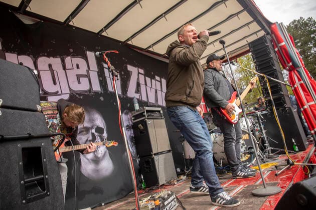 200501 Konzert. Corona treibt auch viele Künstler in den Ruin. Bis 31. August finden keine Veranstaltungen und demnach Konzerte statt. Viele Musiker haben bis dahin keine Einnahmen. Till Schwabe aus Annaberg-Buchholz startete dann die Premiere. Das erste Drive-in-Konzert gibt es in Deutschland. Bands wie Engel in Zivil eine Band, welche Rock n Roll covert oder Engel B. der bekannteste erzgebirgische Musiker, welcher International unterwegs ist ( http: www.engel-b.de ) geben ein Konzert. Dabei wurden alle Coronaverordnungen eingehalten. D.h. Kontaktbeschränkung auf der Bühne und 100 Fans, die nur in ihren Autos sitzen dürfen. D.h. auch hier dürfen nur Familien oder maximal zwei Personen im Auto sitzen. Genügend Abstand wurde ebenfalls gehalten. Die Teilnehmerzahl wurde auf 100 Autos begrenzt. Riesenfreude bei den F