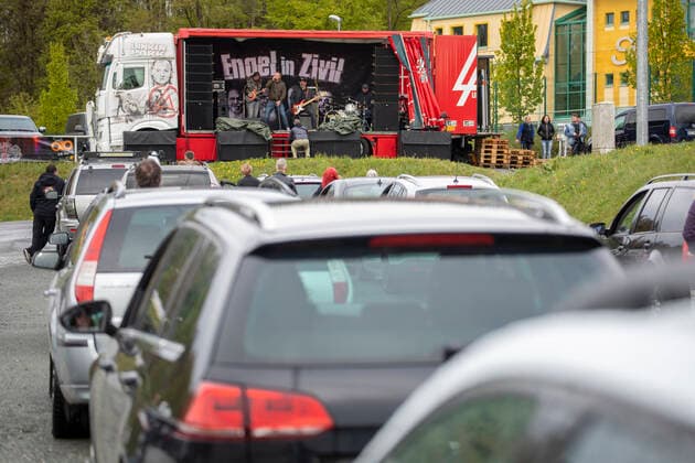 200501 Konzert. Corona treibt auch viele Künstler in den Ruin. Bis 31. August finden keine Veranstaltungen und demnach Konzerte statt. Viele Musiker haben bis dahin keine Einnahmen. Till Schwabe aus Annaberg-Buchholz startete dann die Premiere. Das erste Drive-in-Konzert gibt es in Deutschland. Bands wie Engel in Zivil eine Band, welche Rock n Roll covert oder Engel B. der bekannteste erzgebirgische Musiker, welcher International unterwegs ist ( http: www.engel-b.de ) geben ein Konzert. Dabei wurden alle Coronaverordnungen eingehalten. D.h. Kontaktbeschränkung auf der Bühne und 100 Fans, die nur in ihren Autos sitzen dürfen. D.h. auch hier dürfen nur Familien oder maximal zwei Personen im Auto sitzen. Genügend Abstand wurde ebenfalls gehalten. Die Teilnehmerzahl wurde auf 100 Autos begrenzt. Riesenfreude bei den F