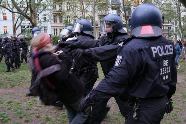 News Bilder des Tages 01.05.2020, Berlin, Deutschland, GER - Impressionen von der revolutionären 1. Mai Demonstration in Berlin Kreuzberg. Im Bild: Polizisten schubsen eine Demonstrantin.