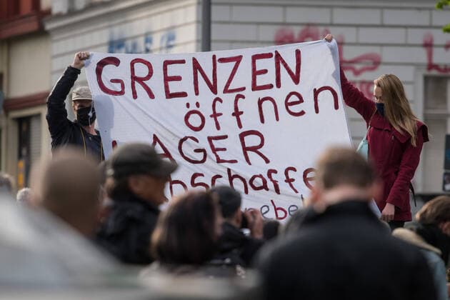 Berlin, Protest am 1. Mai Deutschland, Berlin - 01.05.2020: Im Bild halten Demonstrant*innen ein Banner hoch auf dem Oranien Platz hoch. Berlin Berlin Deutschland