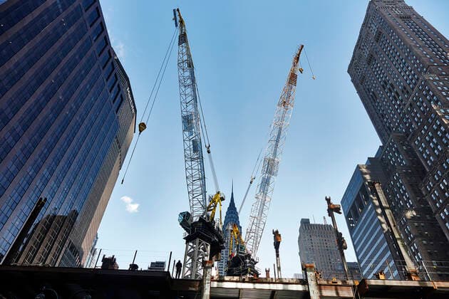 IMAGO Creative: Business, Inflation und Lieferketten View of the Chrysler Building through construction cranes along 42nd Street in New York City. NR H&M H Copyright: xMattxKeal LOOPxIMAGESx MKL12219007