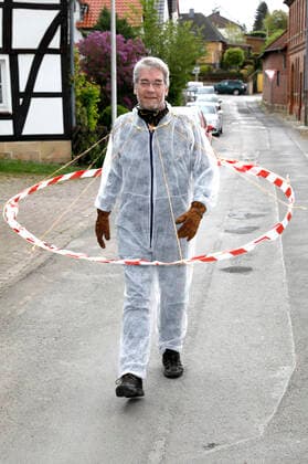 BODYART-Künstler Jörg Düsterwald in seinem Corona-Krisen-Outfit mit dem experimentellen Prototyp eines Abstandshalters. Würden alle Menschen solche Barrieren tragen, wären die notwendigen Distanzen gewahrt. Hameln, 02.05.2020