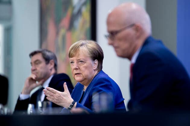 Bilder des Jahres 2020, News 04 April Angela Merkel, Press Call Coronavirus Crisis DEU, Deutschland, Germany, Berlin, 30.04.2020 Markus Soeder, Ministerpraesident von Bayern, Bundeskanzlerin Angela Merkel und Peter Tschentscher, Buergermeister von Hamburg, waehrend der Pressekonferenz nach der Telefonschaltkonferenz mit den Regierungschefs der Laender zu Massnahmen zur Eindaemmung der Covid-19 Epidemie im Bundeskanzleramt in Berlin. Markus Soeder, Bavaria s State Premier, German Chancellor Angela Merkel and and Peter Tschentscher, Mayor of Hamburg (f.l.t.r.) speaks to the media at the Chancellery Office following a telephone conference call with leaders of the Federal states on the restrictions during the novel coronavirus COVID-19 pandemic coronavirus crisis on April 30, 2020 in Berlin, Germany. Germany has begun easing lockdown measures in a careful attempt to raise econom