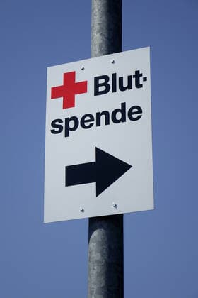 Schild Blutspende Schild Blutspende, 28.04.2020, Potsdam, Brandenburg, Ein Schild an einem Laternenmast weist in Richtung Blutspende. *** Blood donation sign Blood donation sign, 28 04 2020, Potsdam, Brandenburg, A sign on a lamppost points towards blood donation