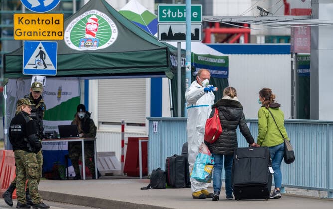 Frankfurt Oder Land Brandenburg 02.05.2020 Grenzübergang nach Slubice Polen Oderbrücke Covid_19 Einreisekontrollen Fiebermessung Registrierung bei der Einreise Mundschutz Die Ausbreitung der Atemwegserkrankung COVID-19 führt auch in Polen zu verstärkten Einreisekontrollen, Gesundheitsprüfungen mit Temperaturmessungen und Einreisesperren copyright camera4 Eberhard Thonfeld 200502Frankfurt Oder