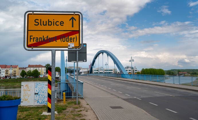 Frankfurt Oder Land Brandenburg 02.05.2020 Grenzübergang nach Slubice Polen Ortseingang Ortsausgangsschild Oderbrücke copyright camera4 Eberhard Thonfeld 200502Frankfurt Oder